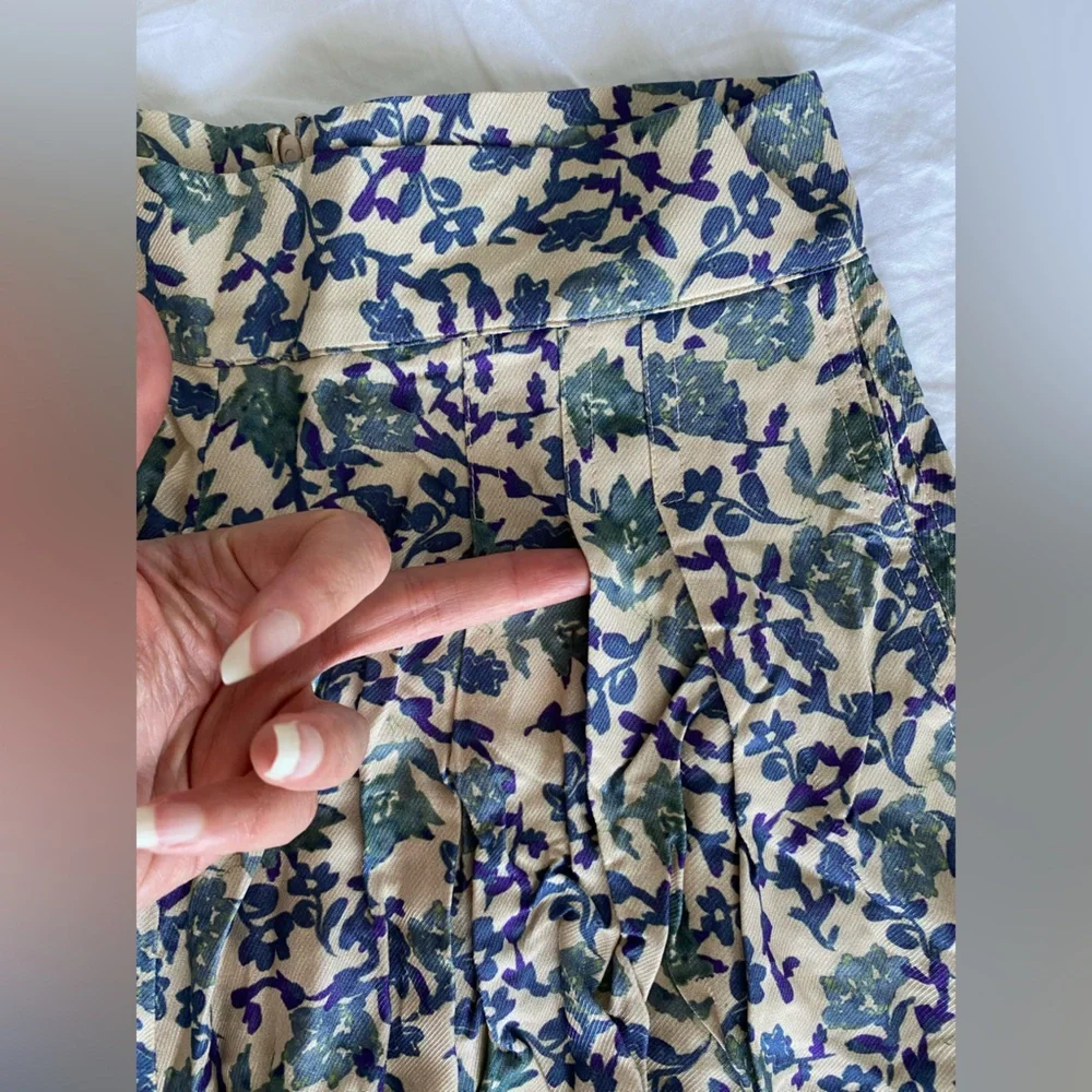 H&M Floral Patterned High waist Pleated short beige Cream blue viscose US 2 NWT